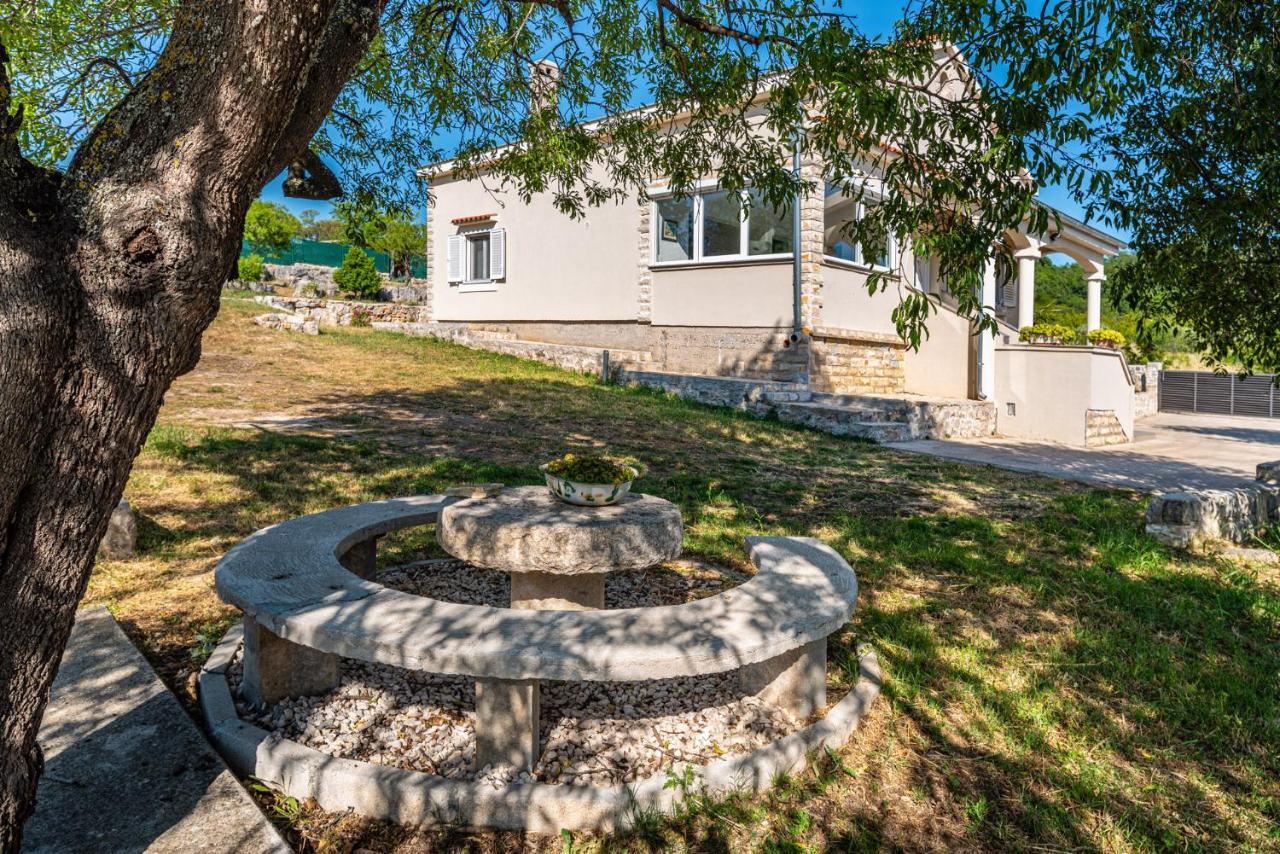 Holiday Home Ante With Beautiful Private Garden Nadin Exteriör bild