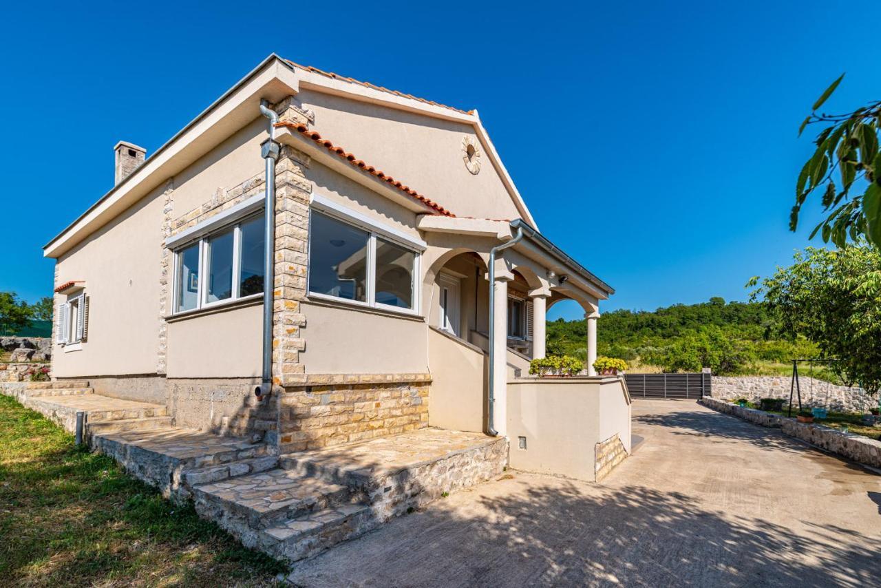 Holiday Home Ante With Beautiful Private Garden Nadin Exteriör bild