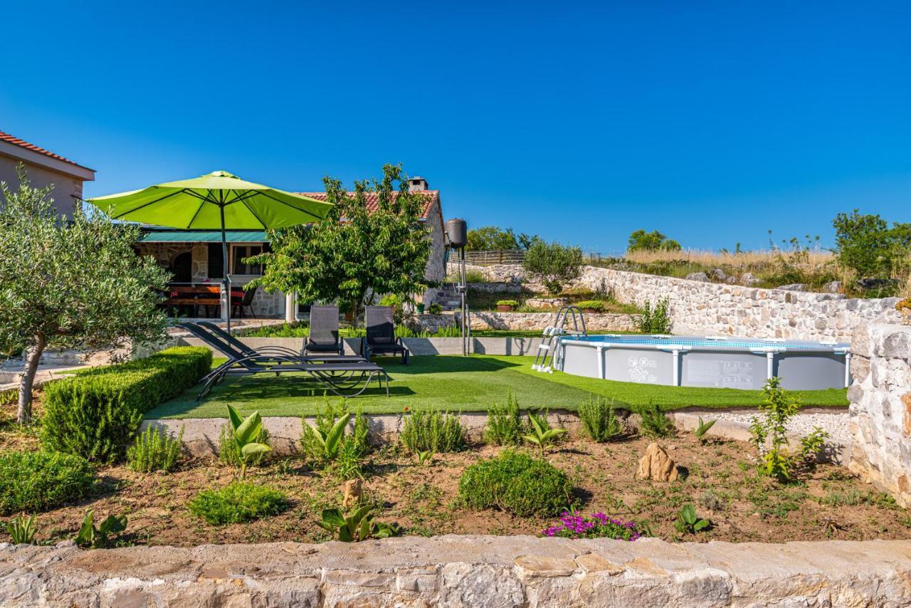 Holiday Home Ante With Beautiful Private Garden Nadin Exteriör bild