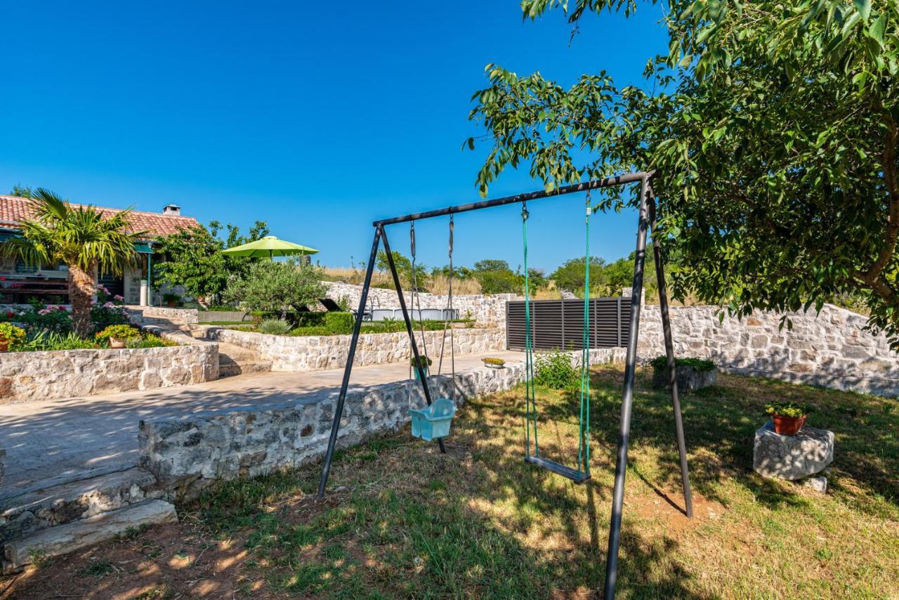 Holiday Home Ante With Beautiful Private Garden Nadin Exteriör bild