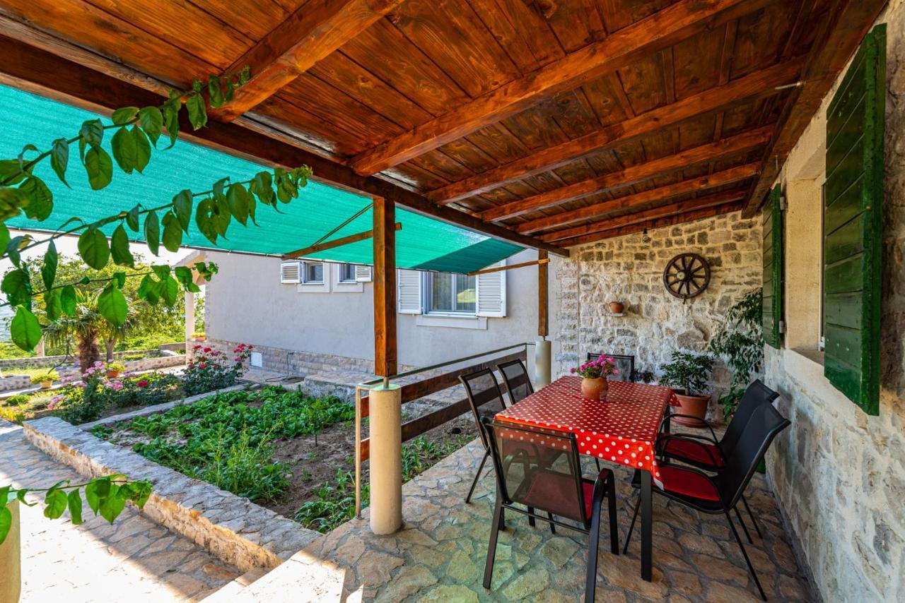 Holiday Home Ante With Beautiful Private Garden Nadin Exteriör bild