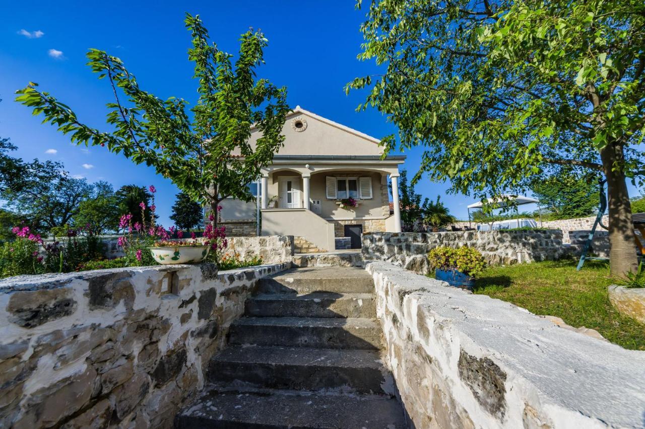 Holiday Home Ante With Beautiful Private Garden Nadin Exteriör bild