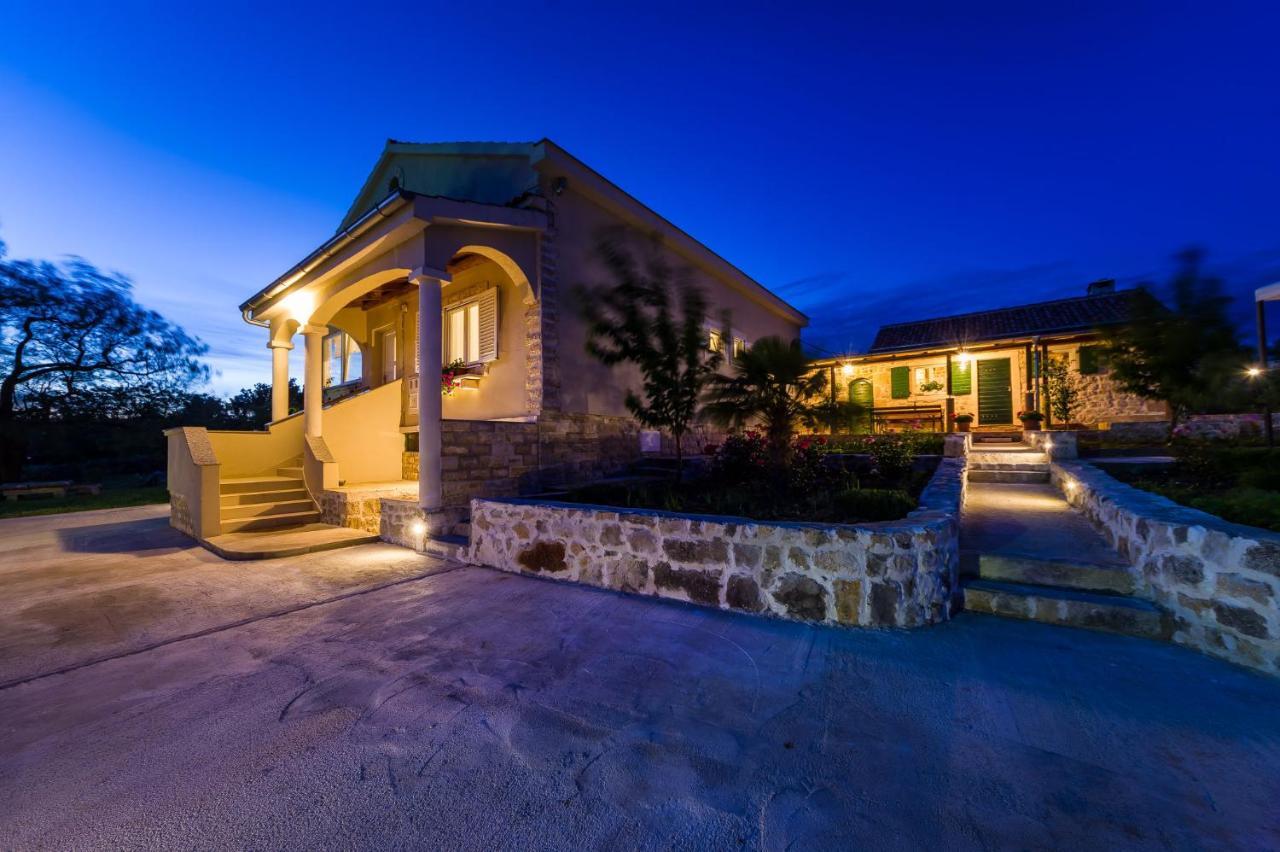 Holiday Home Ante With Beautiful Private Garden Nadin Exteriör bild